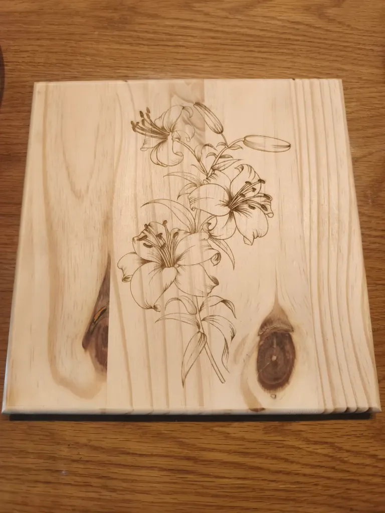 Dessous de plat en bois gravé au laser d’un motif de fleurs de lys