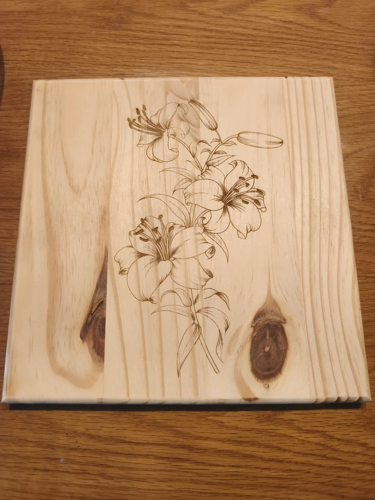Dessous de plat en bois gravé au laser d’un motif de fleurs de lys