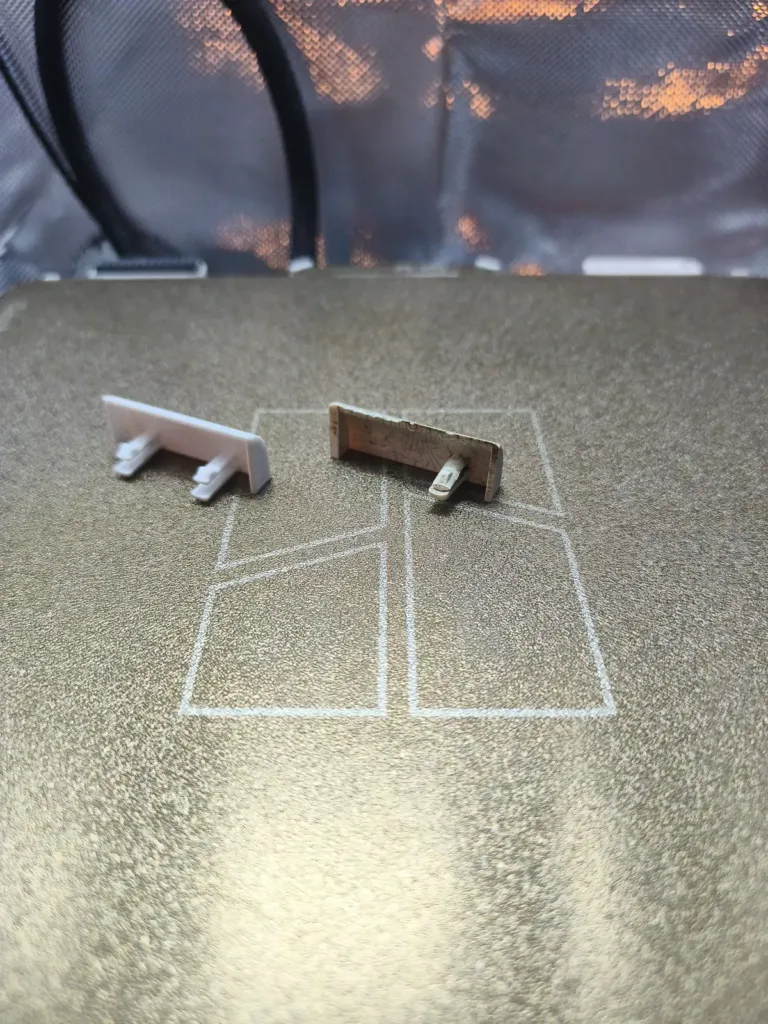 Embout à clips d’origine, cassé, à côté de sa copie neuve imprimée en 3D