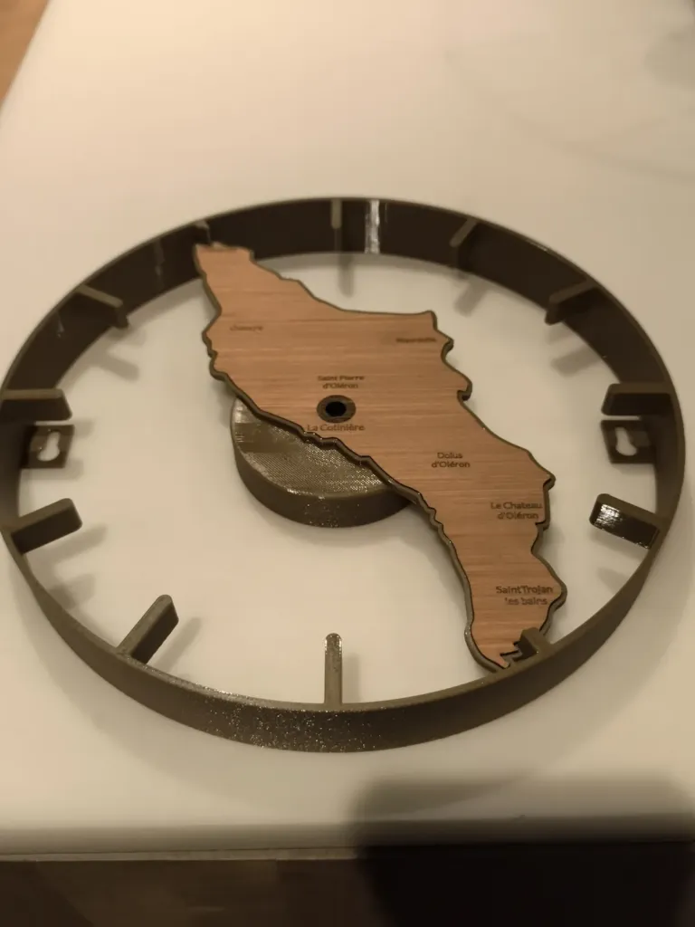 Horloge murale sur-mesure : cadran imprimé en 3D et carte d’une île gravée dans le bois